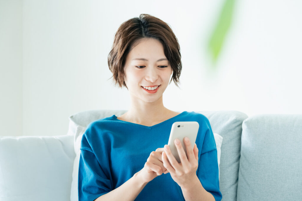 スマホでSNSを見る女性